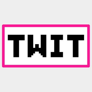 Könnte beinhalten: Ein rechteckiges Grafikdesign mit dem Wort "TWIT" in schwarzen, pixeligen Buchstaben. Der Text ist auf weißem Hintergrund zentriert und von einem leuchtend pinkfarbenen Rahmen umgeben. Das Design hat eine Retro- und Digitalästhetik.