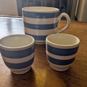 Mug et 2 coquetiers bleus et blancs en cornishware