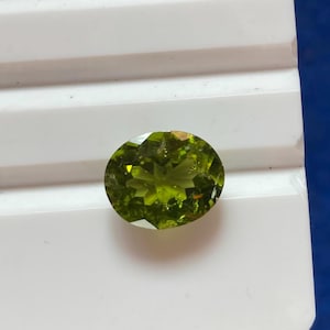 Rich Green Arizona Peridot Oval Cut Gemstone (4.05ct) – August Birthstone, Loose Natural Stone for Jewelry, Gift Idea