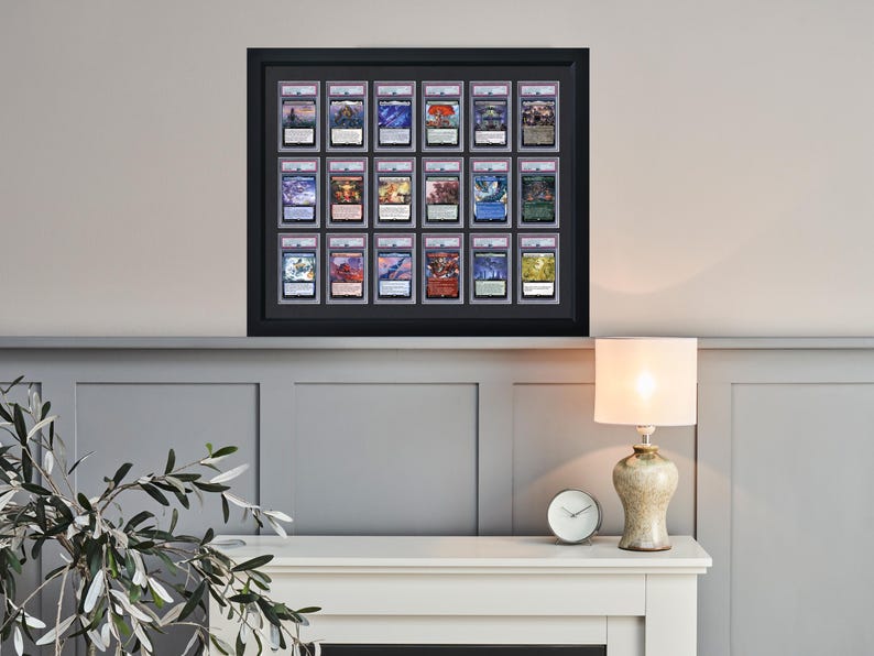 Puede incluir: Una vitrina enmarcada en negro con 25 tarjetas en su interior. Las tarjetas son todas diferentes y presentan diversas im&aacute;genes coloridas.