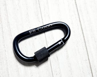 Gepersonaliseerde sleutelhanger met karabijnhaak: sleutelhanger van gegraveerd aluminium, cadeau voor kamperen en wandelen