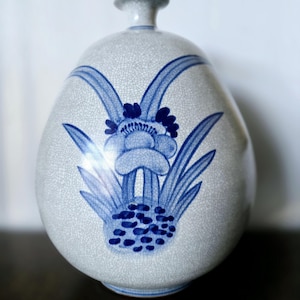 Japanse keramische vaas: blauw aardewerk bloemenkunst