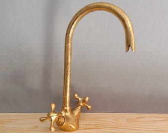 無塗装真鍮製グースネック型蛇口（彫刻仕上げ）