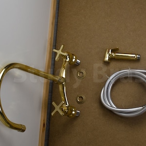 以下が含まれることがあります： 手持ち式スプレー、ホース、壁掛けブラケットが付いた、ゴールド調のバスルーム用ビデースプレーセット。セットには、丸いワッシャーが2つ含まれています。