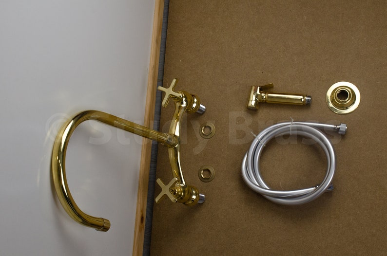 以下が含まれることがあります： 手持ち式スプレー、ホース、壁掛けブラケットが付いた、ゴールド調のバスルーム用ビデースプレーセット。セットには、丸いワッシャーが2つ含まれています。