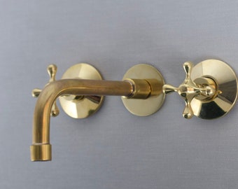 無塗装真鍮製壁掛け水栓（クラシックなクロスハンドル付き）、DDP配送