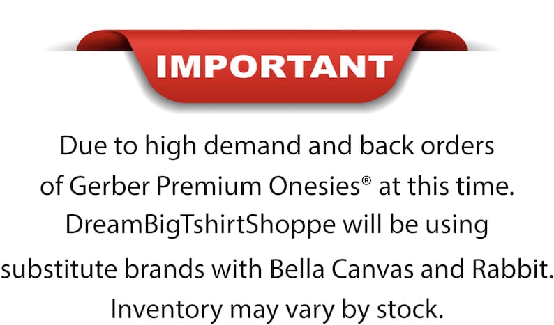 Op de afbeelding: Rode banner met het woord "BELANGRIJK" in witte tekst. De tekst onder de banner luidt: "Vanwege de hoge vraag en achterstand in bestellingen van Gerber Premium Onesies&reg; op dit moment. DreamBigTshirtShoppe zal gebruik maken van vervangende merken van Bella Canvas en Rabbit. De voorraad kan vari&euml;ren per voorraad."