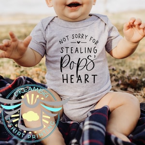 Mono de bebé Pops®: No me arrepiento de haberle robado el corazón a mi papá. Anuncio de bebé. Abuelo. Conjunto para recién nacido. Ropa bonita para bebé. Familia. Gris.
