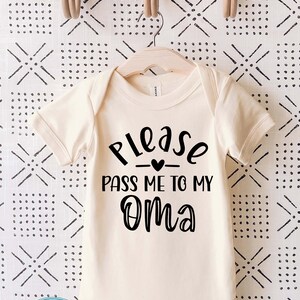 Oma Baby Onesie® Please Pass Me To My Oma Baby Onesie® Dutch Grandmother, Baby Announcement, German, Cute Baby Outfit, Coming Soon, Natural