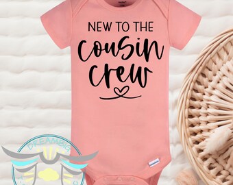 Nuevo en Cousin Crew Baby Onesie® Revelación de bebé, Anuncio familiar, Revelación, Anuncio de bebé, Recién llegado, Revelación de género, Equipo familiar