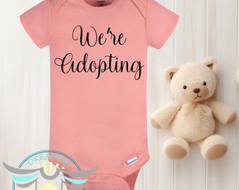 Body de bebé "Estamos adoptando"® Anuncio de adopción, Revelación de adopción, Trayectoria de adopción, Conjunto de adopción, Anuncio de revelación de adopción