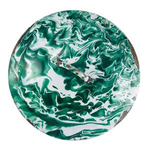 Könnte beinhalten: Ein runder, emaillierter Deckel im Vintage-Stil mit einem weiß-grünen Marmormuster. Der Deckel hat einen Metallgriff und einen dunkelbraunen Rand. Das Wirbeldesign erzeugt einen einzigartigen, dekorativen Look. Dieser Deckel ist wahrscheinlich für einen Topf.