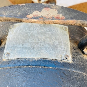 Pu&ograve; includere: Primo piano di un motore di ventilatore in metallo con un'etichetta argentata che recita "2901A ELEC. MFG. CO. TYPE 70846-C VOLTS 115 CY 60 AMPS 3/4 CONDENSER CAP 3.5 MFD. 110 VOLTS 60 CY. MADE IN U.S.A."