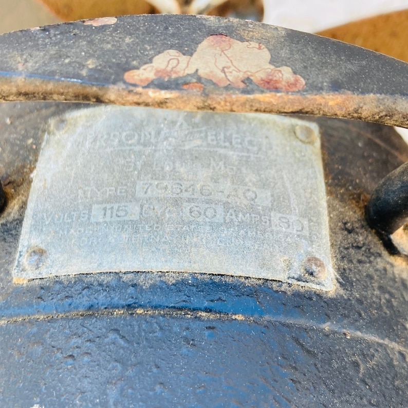 Pu&ograve; includere: Primo piano di un motore di ventilatore in metallo con un'etichetta argentata che recita "2901A ELEC. MFG. CO. TYPE 70846-C VOLTS 115 CY 60 AMPS 3/4 CONDENSER CAP 3.5 MFD. 110 VOLTS 60 CY. MADE IN U.S.A."