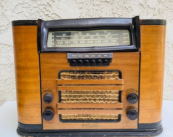 1940s Philco Tube Radio: Antique Wood Case Receiver (Model 41-246)