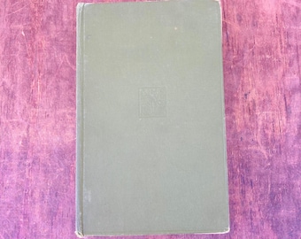 Pode incluir: Um livro de capa dura verde com um pequeno desenho em relevo na capa.