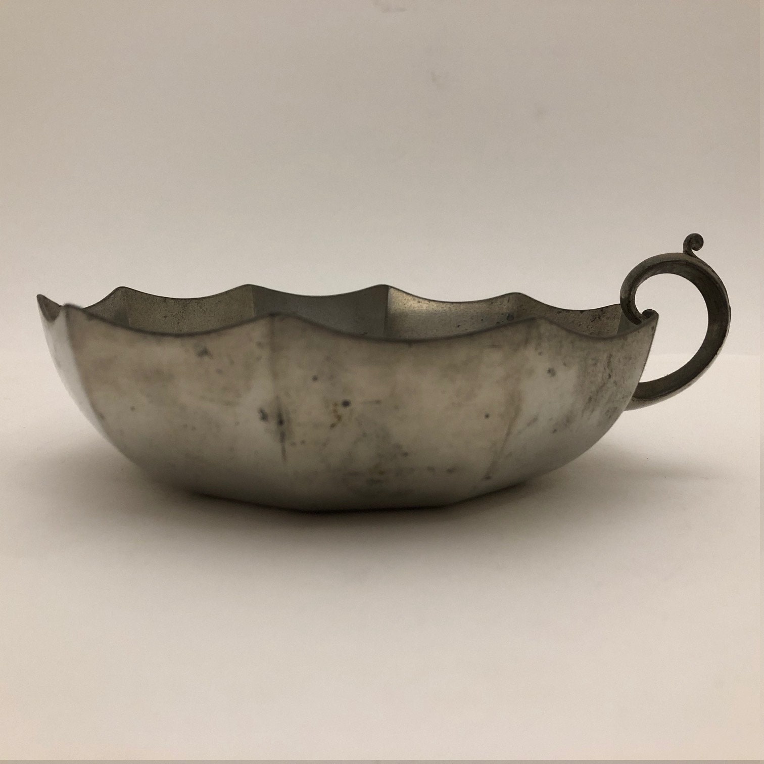 アンティークピューター製ペアポイントサービングディッシュ：1900年代