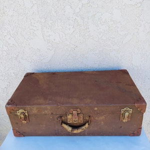 Maleta vintage de la década de 1920, maleta forrada de papel de metal, caja con asa, decoración industrial, accesorio de película de escenario, almacenamiento retro, decoración mancave, JW0468