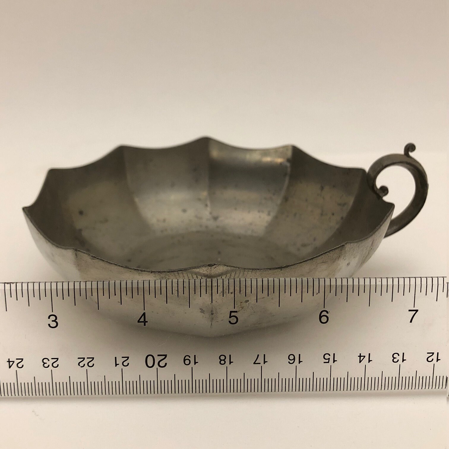 アンティークピューター製ペアポイントサービングディッシュ：1900年代