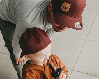 Partnerlook 2er-Set Maroon< Mützen Set > Snapback > Papa Geschenk > Herrentag > Kinder > Vatertagsgeschenk > Geschenk zur Geburt>Familiencap