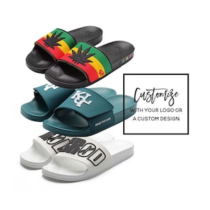 Peut inclure: Trois paires de sandales à enfiler sont présentées. Une paire a une base noire avec un motif de lanière rouge, jaune et verte avec une feuille de cannabis. Une autre paire est de couleur sarcelle avec un logo blanc. La troisième paire est blanche avec le texte noir "MOTOROD". Le texte "Personnaliser" est également visible.