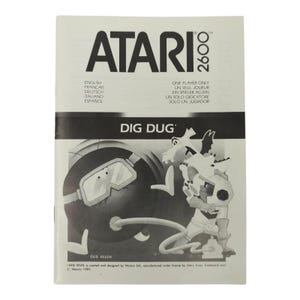 Puede incluir: Un manual de juego Dig Dug Atari 2600 en blanco y negro. La portada presenta el logotipo de Atari y el título del juego. El manual incluye ilustraciones de personajes y elementos del juego. El texto incluye el nombre del juego y la frase "Solo un jugador".