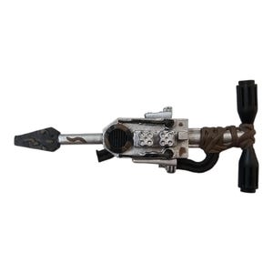 Puede incluir: Un arma futurista plateada y negra con una punta de camuflaje y un mango en forma de T. El arma tiene un diseño complejo con varios componentes mecánicos y está envuelta con cinta marrón.