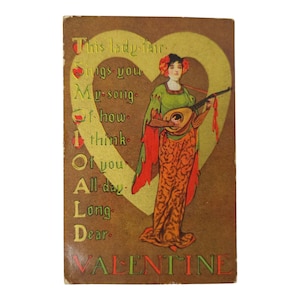 Postal vintage de la década de 1900 aproximadamente: Esta bella dama te canta mi canción sobre cómo pienso en ti todo el día. Querida tarjeta de San Valentín