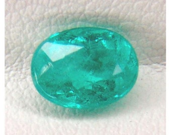 Colombian "rare" untreated VS eye clean intense medium green precision oval cut Emerald 1.05 ct.