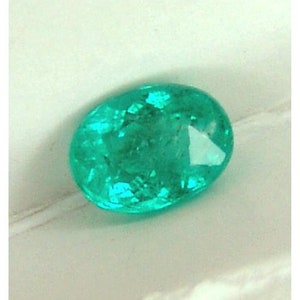 Colombian &quot;rare&quot; untreated VS intense medium green precision oval cut Emerald 1.05 ct.