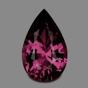 Könnte beinhalten: Ein birnenförmiger Edelstein mit einem tiefen Purpurton. Der Stein hat einen facettierten Schliff und eine hohe Brillanz.