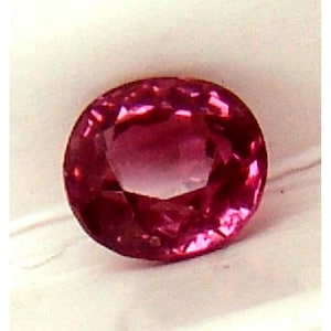 Peut inclure: Une pierre précieuse ovale de couleur rose vif avec une taille facetée.