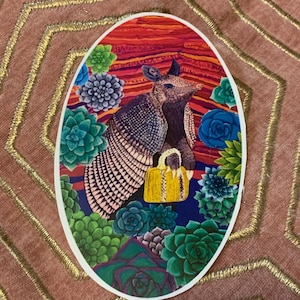 Adesivo de Tatu - Adesivo de vinil colorido e brilhante de 5,5 x 3,5” de um tatu nas montanhas, para laptops, garrafas de água, cadernos, computadores