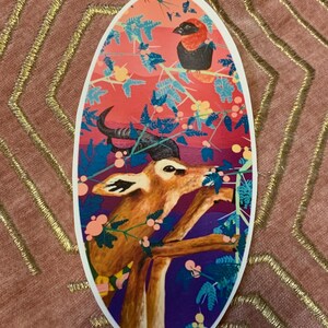 Adesivo Gerenuk - Adesivo de vinil colorido brilhante de 6x3” de um veado e um pássaro com acácia, para laptops, garrafas de água, cadernos, computadores