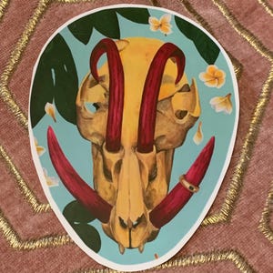 Adesivo de Caveira Babirusa - Adesivo de vinil colorido e brilhante de 4,5 x 3,5” de uma caveira com flores, para laptops, garrafas de água, cadernos, computadores