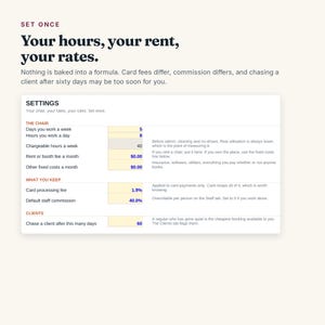 K&ouml;nnte beinhalten: Eine digitale Benutzeroberfl&auml;che mit der &Uuml;berschrift SETTINGS, die Eingabefelder f&uuml;r Gesch&auml;ftskennzahlen wie Arbeitstage, Stunden, Miete, Standgeb&uuml;hren, Kartenverarbeitungsgeb&uuml;hren, Provisionen und Fristen f&uuml;r Kundenkontakte enth&auml;lt.