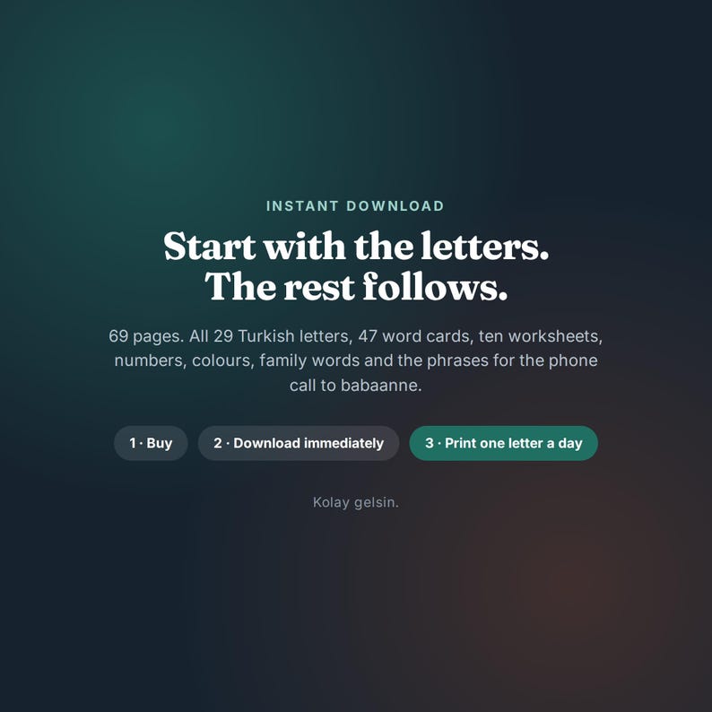 K&ouml;nnte beinhalten: Ein digitales Bildungsdokument mit dem Titel Start with the letters. The rest follows. Es umfasst 69 Seiten mit 29 t&uuml;rkischen Buchstaben, 47 Wortkarten, zehn Arbeitsbl&auml;ttern, Zahlen, Farben, Familienw&ouml;rtern und S&auml;tzen f&uuml;r Telefonate.