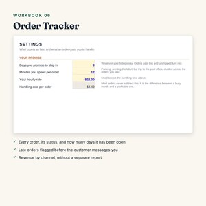 Pu&ograve; includere: Una pagina di cartella di lavoro digitale intitolata Workbook 06 Order Tracker. Presenta una tabella delle impostazioni con campi per giorni di spedizione, minuti per ordine, tariffa oraria e costi di gestione, oltre a tre punti elenco.