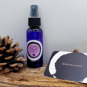 Wychoils Handgefertigtes ätherisches Öl, Mood Lifter Spray, 60 ml, mit Weihrauch, Neroli, Mandarine, Wohlbefinden und Kristallen. Stimmungsspray.