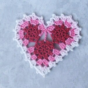 Handgehaakte valentijnsharten met roze kant - set van twee kanten minikleedje, appliqué of motief met hart - gratis verzending naar de VS