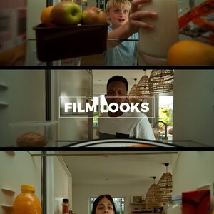 Op de afbeelding: Een collage van drie afbeeldingen die een koelkastdeur laten zien met verschillende mensen die hem openen. De bovenste afbeelding toont een jonge jongen die reikt naar een glazen melkkan. De middelste afbeelding toont een man die reikt naar een voedselcontainer. De onderste afbeelding toont een jonge vrouw die reikt naar een sapdoos. De tekst "THIAGO VIBESP", "FILM LOOKS" en "PRESETS FOR PREMIERE PRO" is zichtbaar op de afbeeldingen.