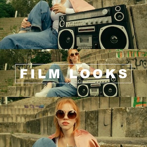 Op de afbeelding: Drie afbeeldingen van een vrouw in een roze jas en blauwe jeans die op een betonnen trap zit. De vrouw houdt een glas vloeistof vast in de eerste afbeelding, een blikje frisdrank in de tweede afbeelding en een plastic zak met een rietje in de derde afbeelding. De vrouw draagt een zonnebril op alle drie de afbeeldingen. De tekst "RAW FILM LUTS", "FILM LOOKS" en "RED R3D IPP2 LUTS" is zichtbaar op de afbeeldingen.