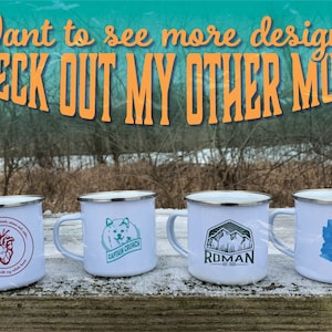 K&ouml;nnte beinhalten: Vier wei&szlig;e Emailletassen mit verschiedenen Designs. Die Tassen haben einen silbernen Rand und einen Griff. Die Designs beinhalten ein Herz mit dem Text "Forever in my memories, always in my heart, I love you with my whole heart", einen wei&szlig;en Hund mit dem Text "Captain Crunch", eine Bergkette mit dem Text "Roman Est. 2020" und eine blaue Umrandung von Arizona mit einem roten Herzen und dem Text "No matter".