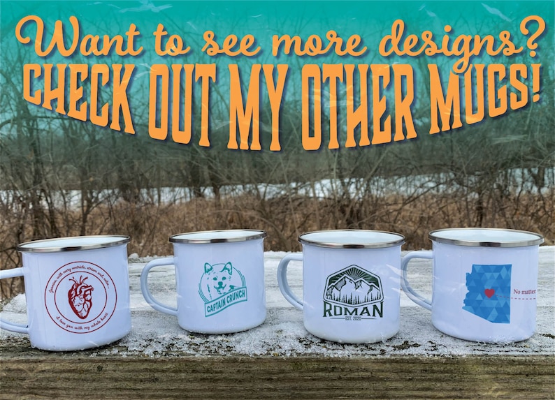 K&ouml;nnte beinhalten: Vier wei&szlig;e Emailletassen mit verschiedenen Designs. Die Tassen haben einen silbernen Rand und einen Griff. Die Designs beinhalten ein Herz mit dem Text "Forever in my memories, always in my heart, I love you with my whole heart", einen wei&szlig;en Hund mit dem Text "Captain Crunch", eine Bergkette mit dem Text "Roman Est. 2020" und eine blaue Umrandung von Arizona mit einem roten Herzen und dem Text "No matter".
