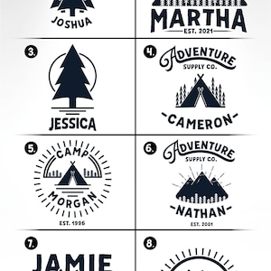 K&ouml;nnte beinhalten: Acht verschiedene Designs f&uuml;r personalisierte Campingbecher. Jedes Design zeigt einen anderen Namen, eine Grafik zum Thema Camping und ein Gr&uuml;ndungsdatum. Die Designs beinhalten eine Bergkette, einen Kiefernbaum, ein Zelt und ein Lagerfeuer.