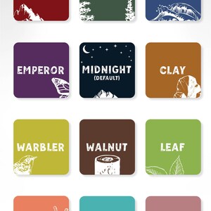 K&ouml;nnte beinhalten: Ein Set mit 12 Emailletassen in verschiedenen Farben mit von der Natur inspirierten Designs. Die Farben umfassen Sedona, Forest, Tide, Emperor, Midnight, Clay, Warbler, Walnut, Leaf, Coral, Turtle und Rose. Jede Tasse verf&uuml;gt &uuml;ber eine einzigartige Grafik, wie zum Beispiel eine Bergkette, eine Waldszene, eine Welle, einen Schmetterling, einen Halbmond, ein Blatt, einen Vogel, einen Baumstamm, ein Blatt, eine Korallenverzweigung, eine Schildkr&ouml;tenschale und eine Rose.