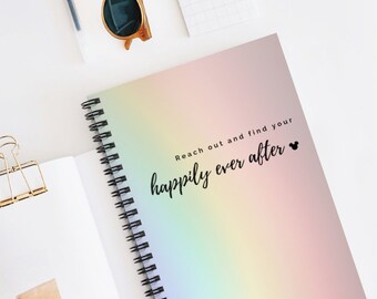 Happily Ever After Disney Quote Rainbow Gradient Spiral Notebook - Geregeerde lijn met zak