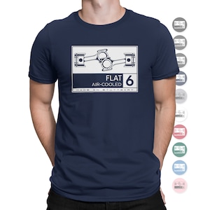 Può includere: Una t-shirt blu navy con una grafica bianca di un motore a sei cilindri boxer raffreddato ad aria. La grafica include il testo "FLAT 6 AIR-COOLED MADE IN STUTTGART".