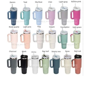 Puede incluir: Una colecci&oacute;n de 20 vasos aislados en varios colores, incluyendo Demin, Teal, Sky Blue, Lila, Gris claro y Rosa Barbie. Cada vaso tiene un asa, una tapa y una pajita. El texto "Non-Branded Color Options" est&aacute; en la parte superior.