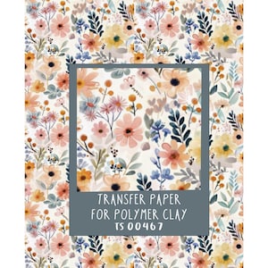 Peut inclure: Papier transfert pour argile polymère avec un motif floral aquarelle aux tons pêche, jaune et bleu. Le texte "TRANSFER PAPER FOR POLYMER CLAY" est affiché en blanc sur fond gris, avec le code "TS 00467".